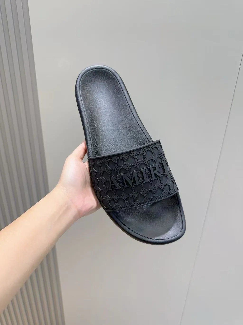 [AMIRI* Emil] P: 300💰 Size: 39-45 Official website new original 1:1 AMIRI* Emil classic men's slippers, high-end boutique, original material, TPU upper, foam bottom, fine workmanship, casual, loose and comfortable, a must-have in summer.